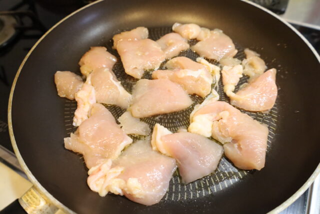 IMG 9441 人気の鶏むね肉がやわらかくなる下味冷凍の作り置きおかず。むね肉ぷるぷるオリーブオイル漬け焼き