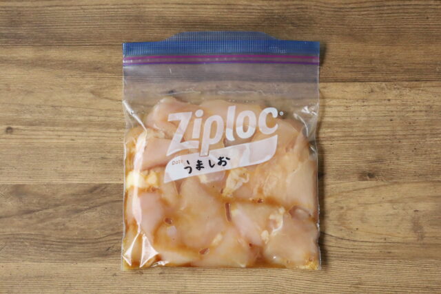 IMG 0604 人気の鶏むね肉がやわらかくなる下味冷凍の作り置き。うましおごま油漬けのレシピ。
