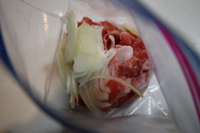 IMG 1405 人気の下味冷凍の節約作り置きレシピ。豚こま切れ肉と玉ねぎの甘辛炒めの作り方。
