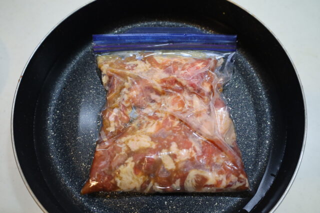 IMG 1418 人気の下味冷凍の節約作り置きレシピ。豚こま切れ肉と玉ねぎの甘辛炒めの作り方。