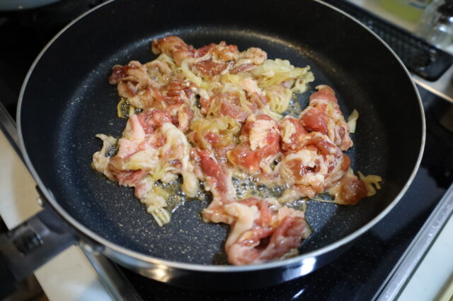 IMG 1420 人気の下味冷凍の節約作り置きレシピ。豚こま切れ肉と玉ねぎの甘辛炒めの作り方。