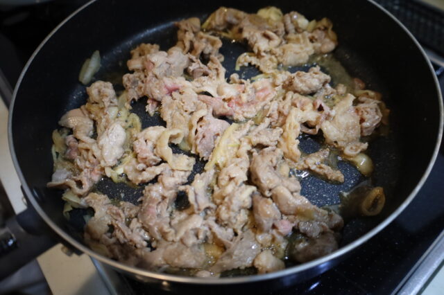 IMG 1421 人気の下味冷凍の節約作り置きレシピ。豚こま切れ肉と玉ねぎの甘辛炒めの作り方。