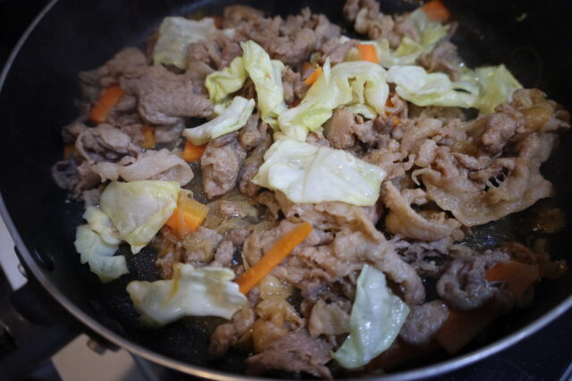 IMG 1426 人気の下味冷凍の節約作り置きレシピ。豚こま切れ肉と玉ねぎの甘辛炒めの作り方。