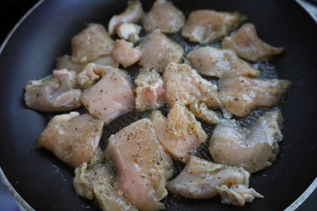 IMG 9767 鶏むね肉がやわらかくなる下味冷凍の作り置き。ハーブオイル漬けのレシピ。