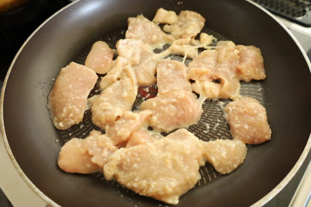 IMG 9816 塩こうじで鶏むね肉がしっとりやわらかくなる下味冷凍の節約作り置きおかず。塩こうじレモン漬けのレシピ