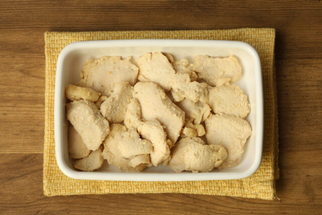 IMG 9849 塩こうじで鶏むね肉がしっとりやわらかくなる下味冷凍の節約作り置きおかず。塩こうじレモン漬けのレシピ