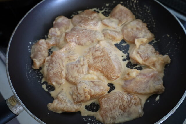 IMG 9859 人気の鶏むね肉がやわらかくなる下味冷凍の作り置きおかず。むね肉しっとりたれマヨ焼き