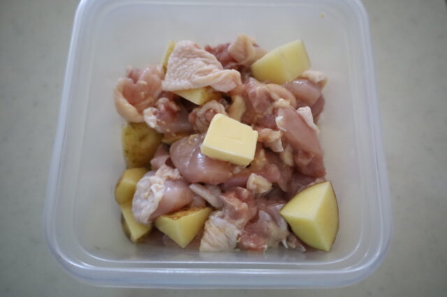 IMG 6525 レンジで簡単作り置きレシピ。鶏もも肉とじゃがいものうま塩バターの作り方。