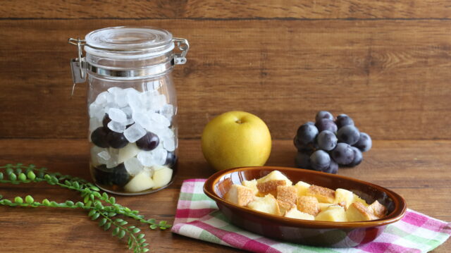 IMG 9238 氷砂糖で巨峰と梨のシロップの簡単作り方とパンプディングのレシピ。