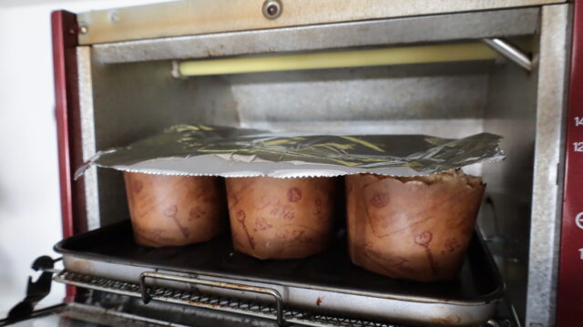 IMG 2775 ザクザククランブルのチョコレートマフィンのトースターで簡単レシピ。
