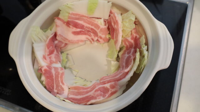 IMG 4178 白菜大量消費に！白菜と豚肉のうまつゆ牛乳ミルフィーユ鍋の簡単作り方。