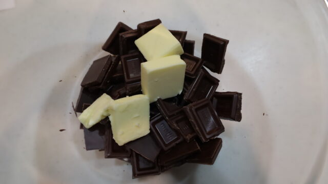 IMG 5384 人気の濃厚チョコレシピ。極上の生チョコタルトの超簡単な作り方。
