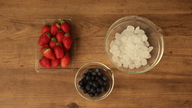 IMG 4530 旬のいちごをもっと美味しく！いちご＆ブルーベリーシロップの氷砂糖で簡単作り方。