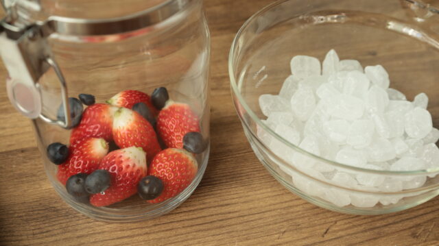 IMG 4545 旬のいちごをもっと美味しく！いちご＆ブルーベリーシロップの氷砂糖で簡単作り方。