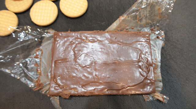 IMG 6568 材料３つ！一番簡単な生チョコサンドクッキーの作り方。