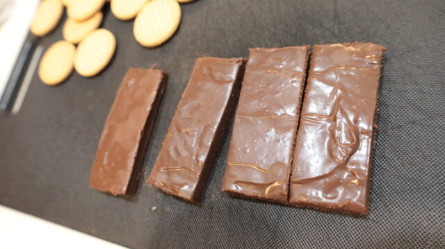 IMG 6571 材料３つ！一番簡単な生チョコサンドクッキーの作り方。
