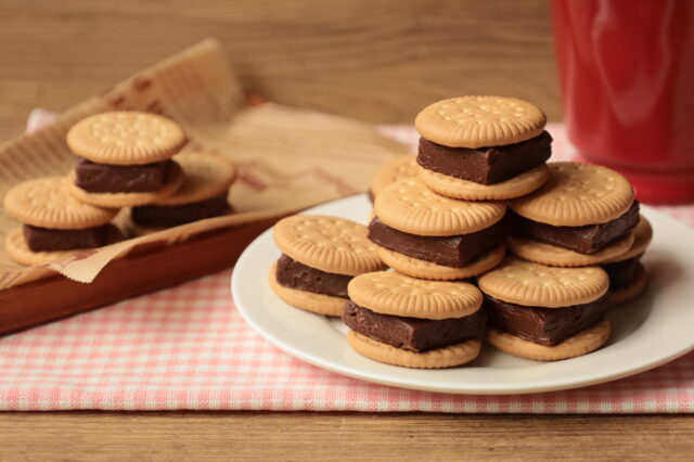 IMG 6599 材料３つ！一番簡単な生チョコサンドクッキーの作り方。