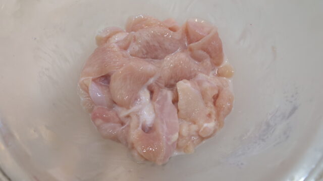 IMG 0192 人気のぷるぷる水晶鶏のレンジで簡単作り方。鶏むね肉がやわらかくなる節約レシピ！ブライン液でやわらかく！
