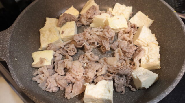 IMG 9528 人気の節約レシピ！豚肉の豆腐チャンプルーの簡単作り方。包丁不要で10分で完成！