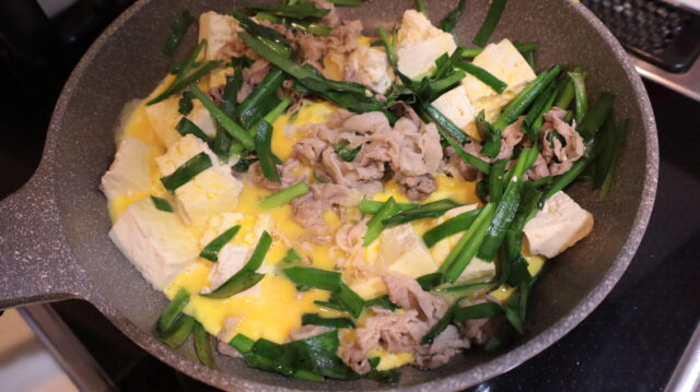 IMG 9532 人気の節約レシピ！豚肉の豆腐チャンプルーの簡単作り方。包丁不要で10分で完成！