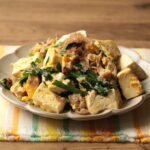 人気の節約レシピ！豚肉の豆腐チャンプルーの簡単作り方。包丁不要で10分で完成！