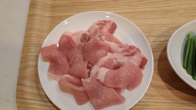 IMG 9836 ニラがシャキシャキ！節約レシピ！やみつき絶品そうめんチャンプルーの豚肉で簡単作り方。