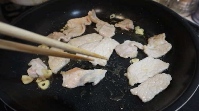 IMG 9841 ニラがシャキシャキ！節約レシピ！やみつき絶品そうめんチャンプルーの豚肉で簡単作り方。
