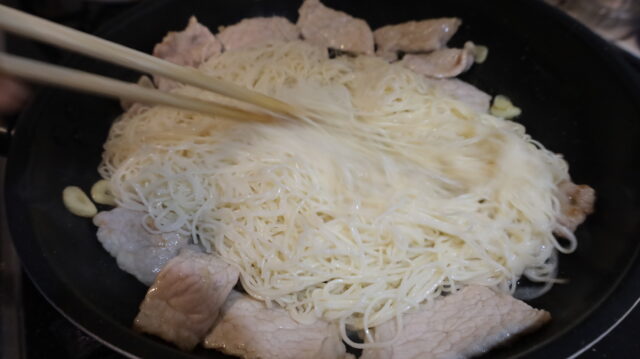 IMG 9842 ニラがシャキシャキ！節約レシピ！やみつき絶品そうめんチャンプルーの豚肉で簡単作り方。