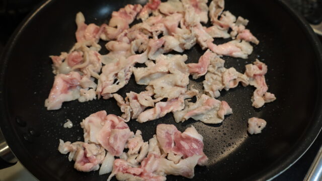IMG 3421 きゅうり大量消費に！ごま油香るきゅうりと豚のねぎ塩炒めの簡単作り方。