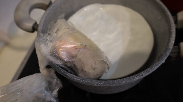 IMG 3680 ポリ袋で作り置きレシピ。鶏むね肉しっとりネギ塩レモンだれの作り方