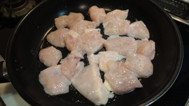IMG 4030 鶏むね肉がぷるぷるにやわらかい！鶏のチリソースの節約レシピ。鶏チリの作り方。
