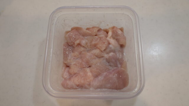 IMG 4164 鶏むね肉がやわらかくなる魔法の節約レシピ。むね肉しっとり酢鶏の作り方。ブライン液でぷるぷるに！