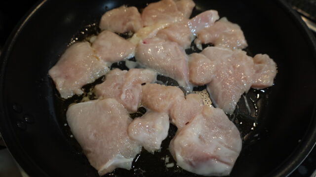 IMG 4165 鶏むね肉がやわらかくなる魔法の節約レシピ。むね肉しっとり酢鶏の作り方。ブライン液でぷるぷるに！