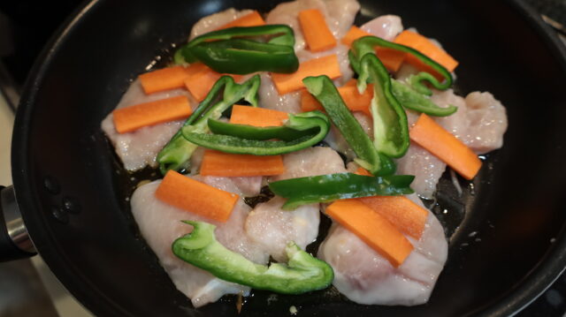 IMG 4167 鶏むね肉がやわらかくなる魔法の節約レシピ。むね肉しっとり酢鶏の作り方。ブライン液でぷるぷるに！