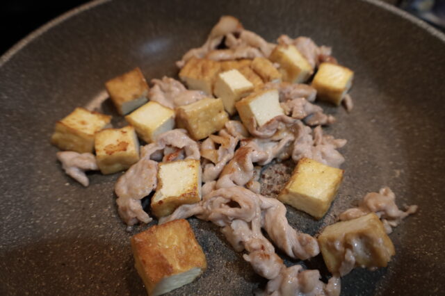 IMG 4379 人気の節約レシピ。あつあげ豚もやしのガリバタしょうゆ炒めの作り方。