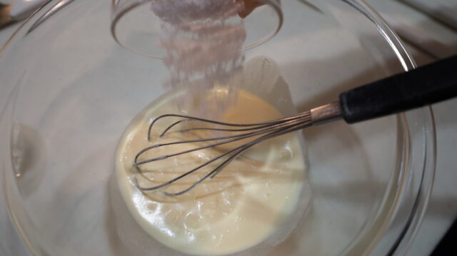 IMG 7027 全卵とバニラアイスで簡単！レンジでなめらか濃厚カスタードクリームのレシピ。