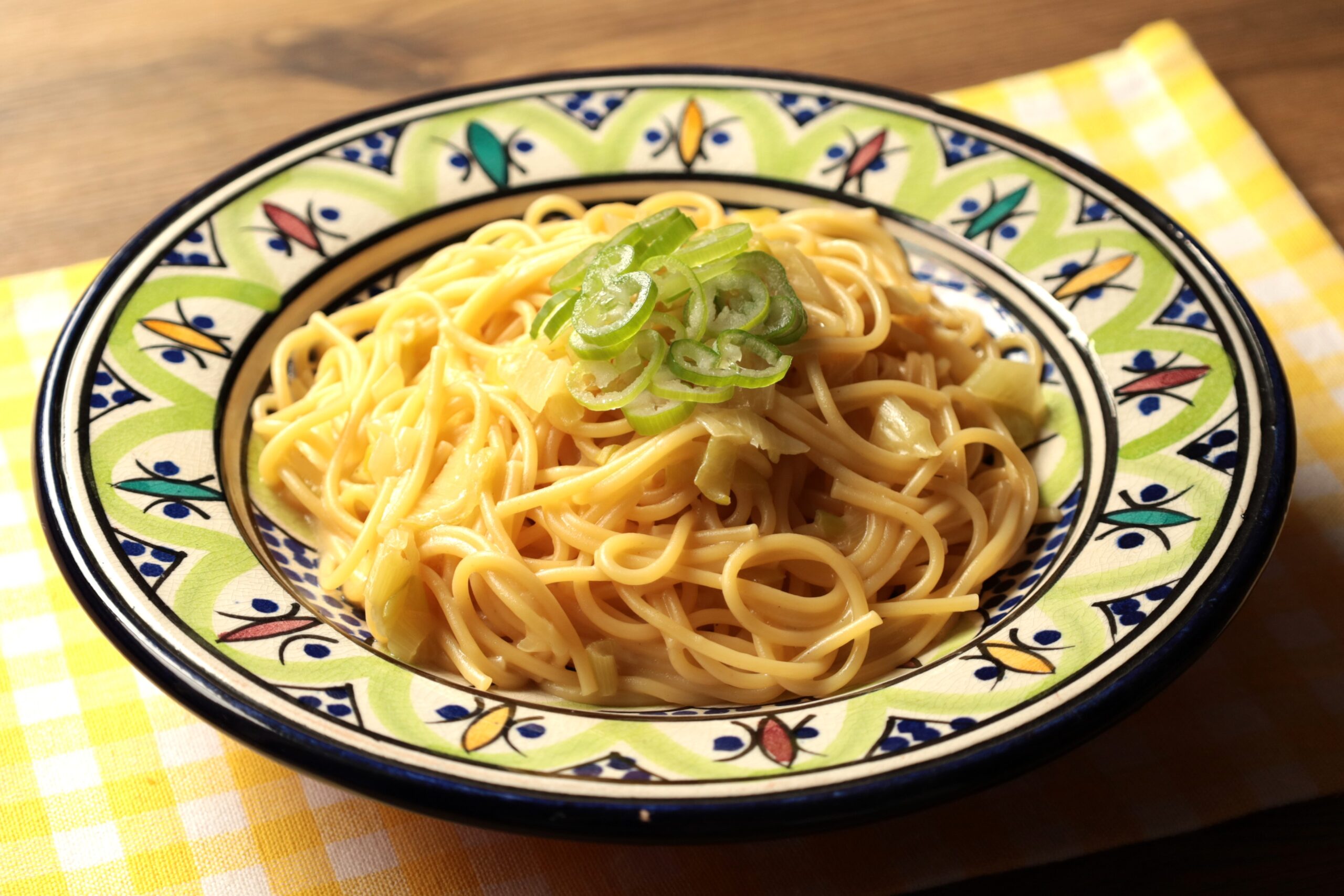 レンジでゆでる簡単作り方!ねぎだく柚子胡椒バターパスタのレシピ | つくりおき食堂