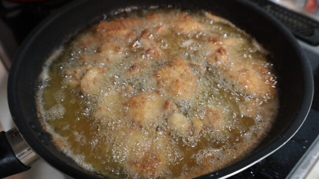 IMG 0643 鶏むね肉の節約レシピ！鶏むね肉でケンタッキー風ザクザクフライドチキンの作り方。