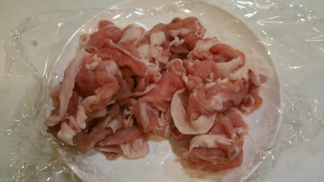 IMG 5930 人気の豚肉の作り置きレシピ。豚こま肉の焦がしネギ塩レモンだれ