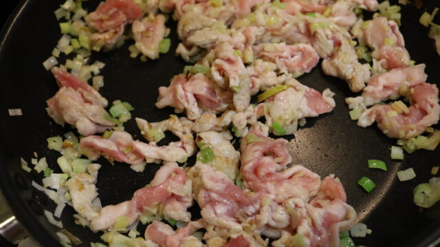 IMG 5931 人気の豚肉の作り置きレシピ。豚こま肉の焦がしネギ塩レモンだれ