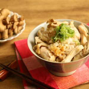 人気の鶏肉と舞茸の炊き込みご飯2合のレシピ。めんつゆで簡単作り方！