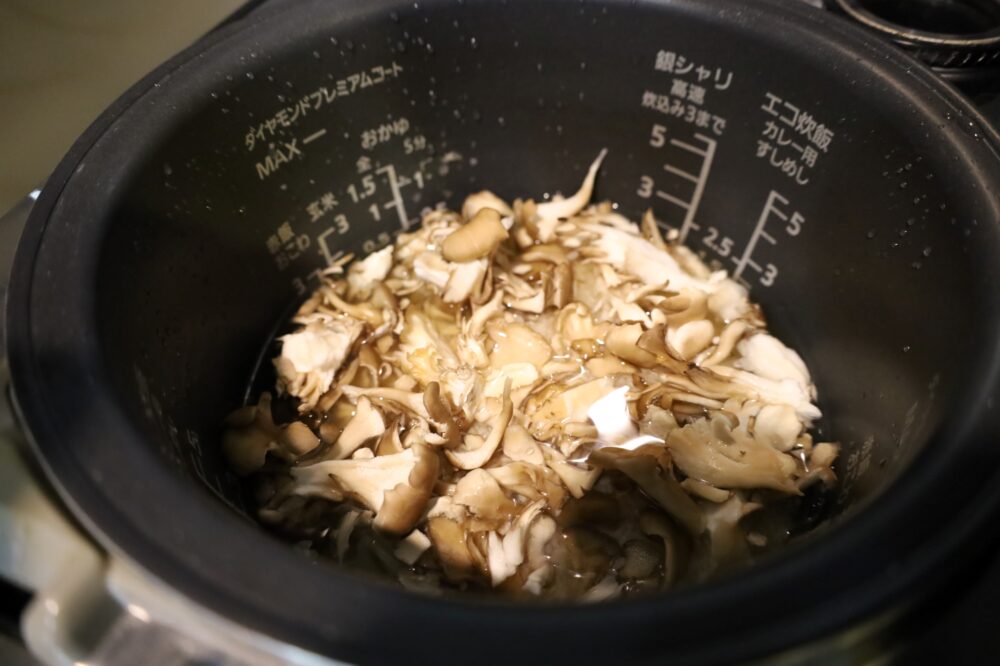 IMG 8868s 人気の鶏肉と舞茸の炊き込みご飯2合のレシピ。めんつゆで簡単作り方！