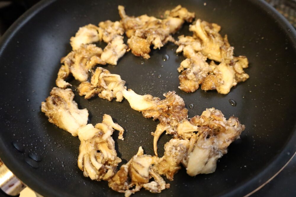 IMG 9227s 人気のカリカリまいたけの天ぷらのレシピ。片栗粉のみでフライパンで簡単作り方。