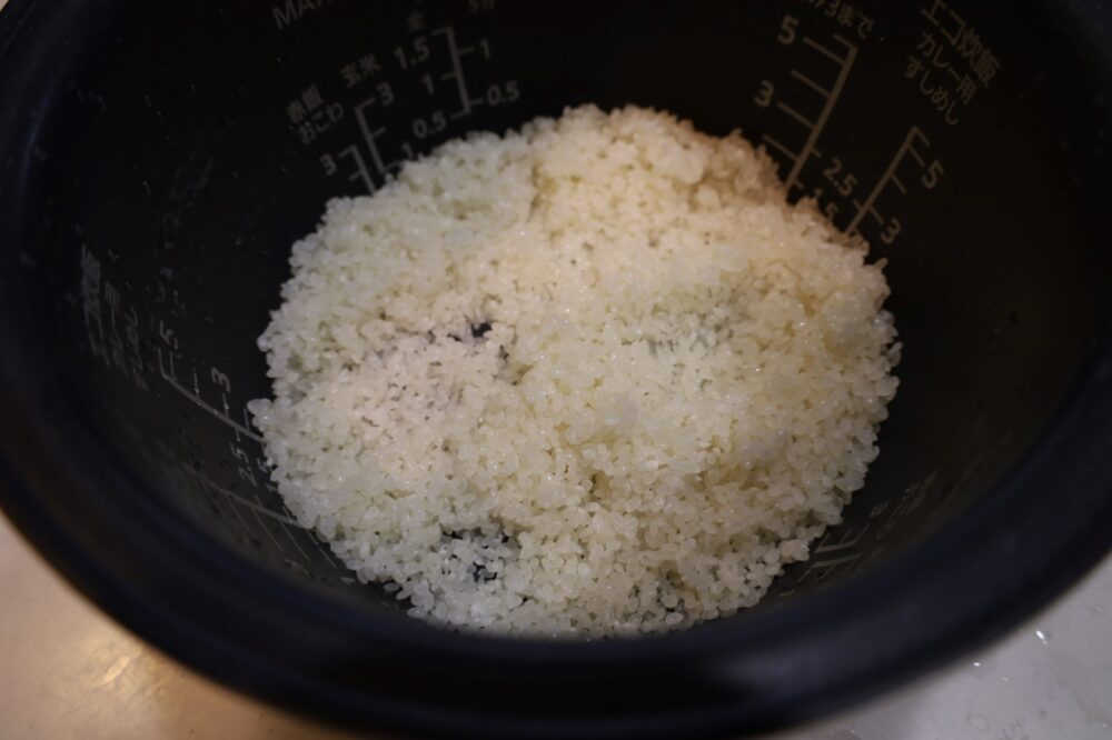 IMG 0483s 人気の鮭としめじ舞茸の塩バター炊き込みご飯のレシピ。2合で簡単作り方。