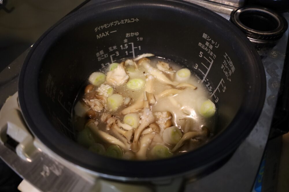 IMG 0486s 人気の鮭としめじ舞茸の塩バター炊き込みご飯のレシピ。2合で簡単作り方。
