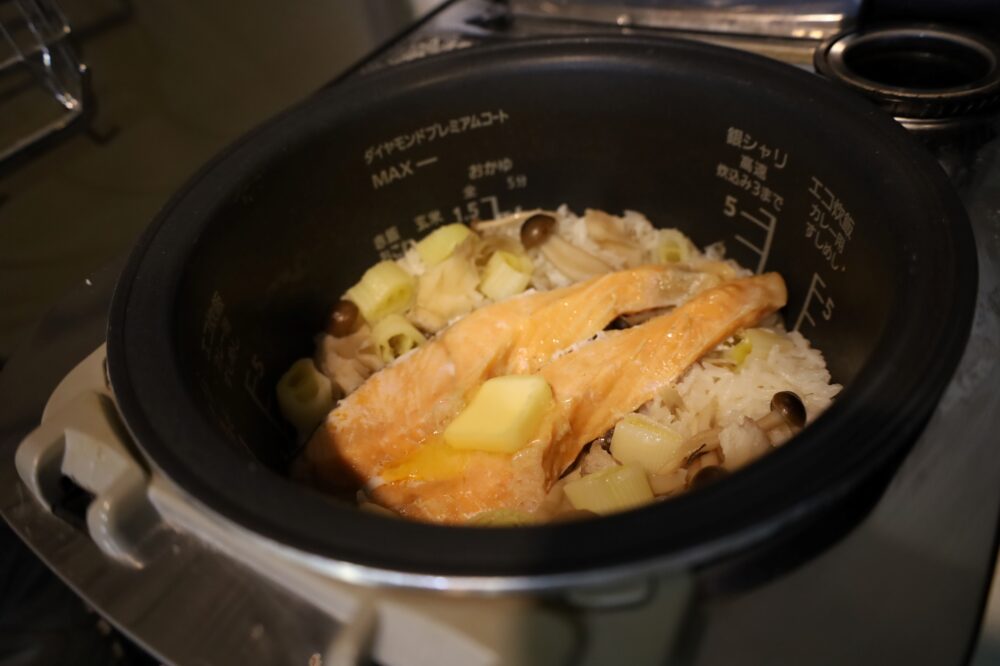 IMG 0492s 人気の鮭としめじ舞茸の塩バター炊き込みご飯のレシピ。2合で簡単作り方。