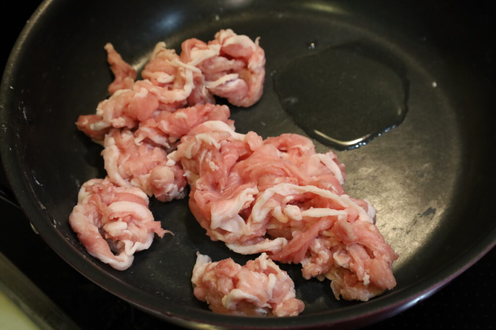 IMG 7897 大量消費に！人気の新玉ねぎと豚こまの味噌照り焼きの作り置きレシピ。旬の食材の常備菜。