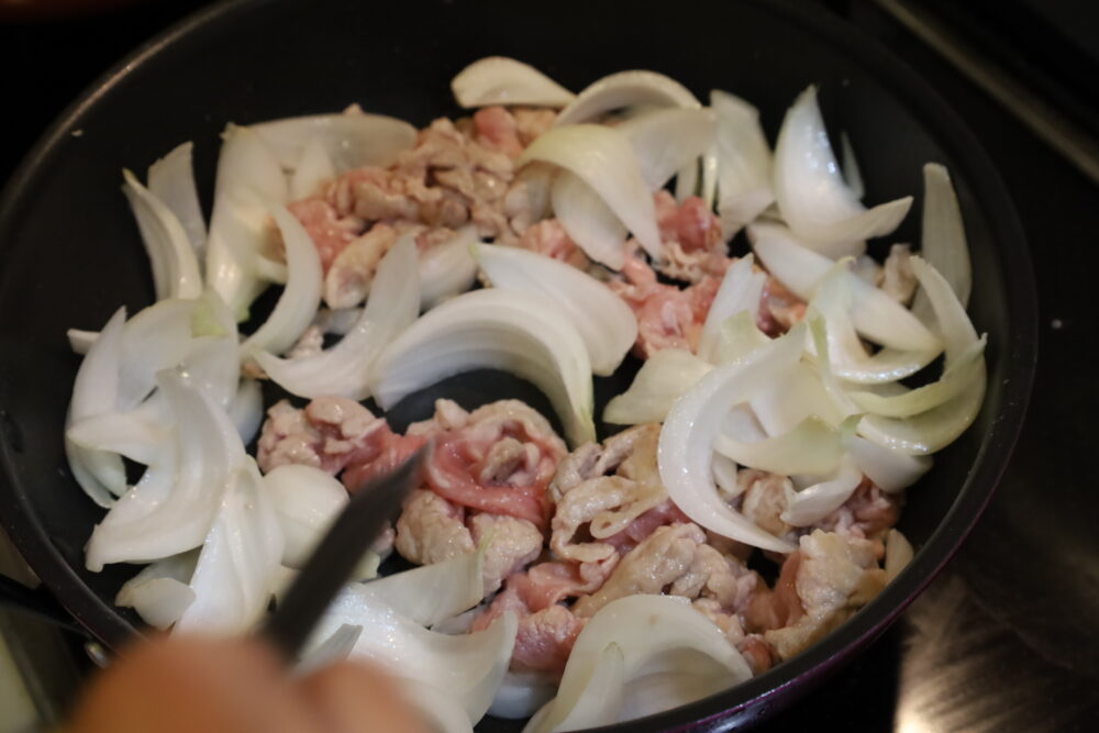 IMG 7908 大量消費に！人気の新玉ねぎと豚こまの味噌照り焼きの作り置きレシピ。旬の食材の常備菜。