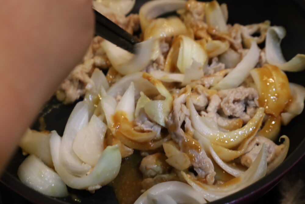 IMG 7913 大量消費に！人気の新玉ねぎと豚こまの味噌照り焼きの作り置きレシピ。旬の食材の常備菜。