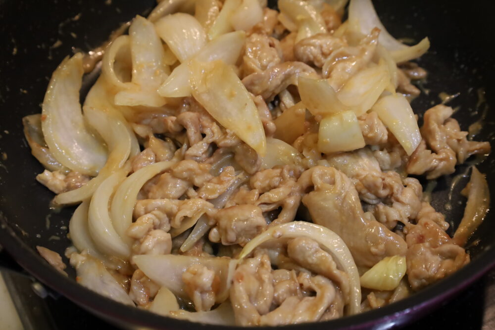 IMG 7917 大量消費に！人気の新玉ねぎと豚こまの味噌照り焼きの作り置きレシピ。旬の食材の常備菜。